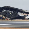 Máy bay thương mại của hãng hàng không Japan Airlines (JAL) cháy rụi sau vụ va chạm với máy bay của Lực lượng Bảo vệ bờ biển Nhật Bản, tại sân bay Haneda ở Tokyo, ngày 3/1/2024. (Ảnh: Kyodo/TTXVN)