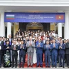 Chủ tịch Quốc hội Bulgaria Rossen Jeliazkov với các giảng viên và sinh viên Đại học Quốc gia Hà Nội. (Ảnh: Minh Đức/TTXVN)