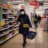 Người tiêu dùng mua sắm tại một siêu thị ở London, Anh. (Ảnh: AFP/TTXVN)