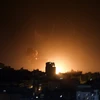Khói lửa bốc lên sau một cuộc không kích của Israel xuống Gaza. (Ảnh: AFP/TTXVN)