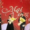 Đen Vâu và Hòa Minzy nhận giải thưởng ca sỹ được yêu thích nhất ở lĩnh vực âm nhạc. (Ảnh: Thu Hương/TTXVN)