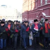 Chủ tịch đảng Cộng sản Liên bang Nga Gennady Zyuganov dẫn đầu đoàn người đặt hoa trước Lăng Lenin. (Ảnh: Quang Vinh/TTXVN)