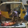 Chuyển bệnh nhân mắc bệnh tả tới bệnh viện ở Baidoa, Somalia. (Ảnh: AFP/TTXVN)