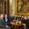 Bà Nguyễn Thúy Anh trao đổi với bà Laurence Muller-Bronn, Phó Chủ tịch Nhóm hữu nghị Pháp-Việt Nam tại Thượng viện và các thành viên của nhóm. (Ảnh: TTXVN phát)