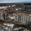 Một tòa chung cư bị phá hủy trong xung đột tại Izyum thuộc vùng Kharkiv, Ukraine ngày 20/2/2023. (Ảnh: AFP/TTXVN)