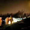Lực lượng cứu hộ tìm kiếm nạn nhân tại hiện trường trận động đất ở tỉnh Aksu, Khu Tự trị Tân Cương, Trung Quốc ngày 23/1. (Ảnh: THX/TTXVN)