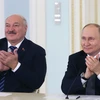 Tổng thống Nga Vladimir Putin (phải) và Tổng thống Belarus Alexander Lukashenko tại Saint Petersburg ngày 28/1. (Ảnh: AFP/TTXVN)