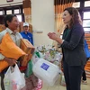 Tham tán Chính trị, Đại Sứ quán Canada tại Việt Nam Leigh McCumber tặng quà, thăm hỏi người dân bị ảnh hưởng bởi lũ lụt tại xã Phong Bình. (Ảnh: Mai Trang/TTXVN)