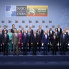 Tổng Thư ký NATO Jens Stoltenberg (giữa, hàng đầu) chụp ảnh chung với các nguyên thủ quốc gia thành viên NATO tại Hội nghị Thượng đỉnh của liên minh ở Vilnius, Litva, ngày 11/7/2023. (Ảnh: AFP/TTXVN)