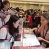 Học sinh, sinh viên Việt Nam tìm hiểu thông tin về các trường đại học Mỹ. (Ảnh: PM/Vietnam+)