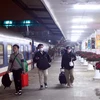 Hành khách lên chuyến tàu Bắc-Nam xuất phát tại ga Hà Nội. (Ảnh: Huy Hùng/TTXVN)