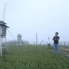 Cán bộ Trạm khí tượng Mẫu Sơn, Đài Khí tượng Thủy văn tỉnh Lạng Sơn quan trắc thời tiết tại Trạm. (Ảnh: Anh Tuấn/TTXVN)