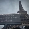 Bảng thông báo về việc đóng cửa tháp Eiffel tại Paris, Pháp ngày 19/2. (Ảnh: AFP/TTXVN)