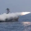 Iran phóng tên lửa đạn đạo từ tàu tuần dương. (Ảnh: MENAFN)