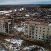 Một toà chung cư bị phá hủy trong xung đột tại Izyum thuộc vùng Kharkiv (Ukraine). (Ảnh: AFP/TTXVN)