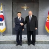 Bộ trưởng Quốc phòng Hàn Quốc Shin Won-sik (trái) và Bộ trưởng Hải quân Mỹ Carlos Del Toro. (Nguồn: Yonhap)