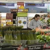 Người dân mua sắm tại siêu thị ở San Mateo, California, Mỹ. (Ảnh: THX/TTXVN)