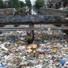 Rác thải nhựa tràn ngập tại Lahore, Pakistan. (Ảnh: AFP/TTXVN)