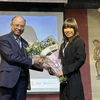 Đại sứ Việt Nam tại Pháp Đinh Toàn Thắng chúc mừng chị Stephanie Đỗ - nữ nghị sỹ Quốc hội gốc Việt tại Pháp, nhiệm kỳ 2017-2022. (Ảnh: Thu Hà/TTXVN)