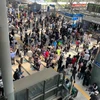Hành khách tại nhà ga ở Seoul (Hàn Quốc). (Ảnh: Yonhap/TTXVN)