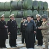 Nhà lãnh đạo nước này Kim Jong-un (giữa) thị sát vụ phóng thử tên lửa đất đối hải mới. (Ảnh: Yonhap/TTXVN)