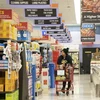 Người dân mua sắm tại siêu thị ở California, Mỹ. (Ảnh: THX/TTXVN)