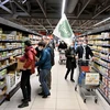 Khách hàng mua đồ trong siêu thị ở Rennes, miền Tây Pháp. (Ảnh: AFP/TTXVN)