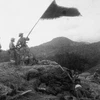 Bộ đội ta giương cao cờ chiến thắng trên cứ điểm Him Lam vừa chiếm được trong trận mở màn Chiến dịch Điện Biên Phủ, chiều 13/3/1954. (Ảnh: Tư liệu TTXVN)