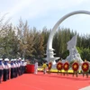 Các bộ, chiến sỹ Vùng 4 Hải quân thắp nhang tưởng nhớ 64 chiến sỹ Hải quân Nhân dân Việt Nam hy sinh trong trận Gạc Ma năm 1988. (Ảnh: Phan Sáu/TTXVN)