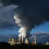 Khí thải bốc lên từ nhà máy điện than của Tập đoàn năng lượng RWE ở Neurath, miền Tây Đức ngày 28/11/2023. (Ảnh: AFP/TTXVN)