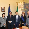 Đại sứ Việt Nam tại Italy Dương Hải Hưng chụp ảnh lưu niệm cùng đại diện Hội đồng tỉnh Matera. (Ảnh: Trường Dụy/TTXVN)