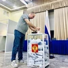 Một cử tri Nga bỏ phiếu bầu Tổng thống Liên bang Nga tại điểm bỏ phiếu ở Đại sứ quán Liên bang Nga (Hà Nội). (Ảnh: Việt Đức/TTXVN)