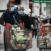 Người dân mua hàng trong siêu thị tại Bordeaux, Pháp. (Ảnh: AFP/TTXVN)