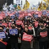 Các bác sĩ tham gia tuần hành phản đối kế hoạch tăng chỉ tiêu tuyển sinh ngành y tại Seoul, Hàn Quốc, ngày 3/3. (Ảnh: Yonhap/TTXVN)