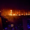Lửa cháy dữ dội tại hiện trường vụ tấn công nhằm vào trung tâm thương mại Crocus City Hall ở Moskva, Nga tối 22/3. (Ảnh: THX/TTXVN)