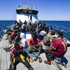 Người di cư được giải cứu lên tàu của Lực lượng bảo vệ bờ biển Tunisia, trên vùng biển giữa Tunisia và Italy. (Ảnh: AFP/TTXVN)