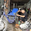 Mỗi chiếc xe lăn do anh Lê Văn Hóa chế tạo phù hợp với nhu cầu thực tế của từng người khuyết tật. (Ảnh: Thanh Thủy/TTXVN)