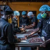 Phân loại hạt cacao tại một xưởng sản xuất chocolate ở Petionville, Haiti. (Ảnh: AFP/TTXVN)