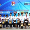 Trao quà và học bổng cho con em người gốc Việt tại Trường Tiểu học Hữu nghị Khmer-Việt Nam Tân Tiến. (Ảnh: Hoàng Minh/TTXVN)