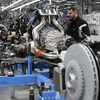 Công nhân làm việc tại một nhà máy sản xuất ô tô ở Sindelfingen, Đức. (Ảnh: AFP/TTXVN)