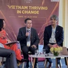Các diễn giả chia sẻ các câu chuyện thành công và kinh nghiệm các nước để từ đó đề xuất các giải pháp phát triển kinh tế-xã hội Việt Nam. (Ảnh: Thu Hà/TTXVN)