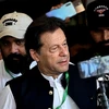 Cựu Thủ tướng Pakistan Imran Khan (giữa) rời khỏi tòa án tối cao ở Islamabad ngày 26/7/2023. (Ảnh: AFP/TTXVN)