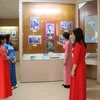 Khách tham quan và nghe thuyết minh về các hiện vật được trưng bày trong Nhà trưng bày lưu niệm Tổng Bí thư Trần Phú. (Ảnh: Hoàng Ngà/TTXVN)