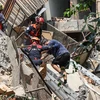 Lực lượng cứu hộ tìm kiếm các nạn nhân mắc kẹt trong tòa nhà bị phá hủy sau động đất ở New Taipei, Đài Loan (Trung Quốc), ngày 3/4. (Ảnh: AFP/TTXVN)