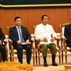 Thượng nghị sỹ Hun Sen (thứ 2 từ phải sang trái), Chủ tịch Hội đồng cố vấn tối cao của Quốc vương Campuchia, Chủ tịch Đảng Nhân dân Campuchia (CPP) tại phiên khai mạc kỳ họp đầu tiên Thượng viện Campuchia khóa V. (Ảnh: AKP/TTXVN phát)
