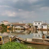 Những căn nhà bị sạt lở trên sông Trà Nóc ngày 3/4 nhìn từ phía phường Trà Nóc. (Ảnh: Thanh Liêm/TTXVN)