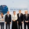 Hội đồng thương mại và công nghệ EU-Mỹ chụp ảnh lưu niệm. (Ảnh: TTXVN phát)