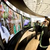 Tivi OLED màn hình cong của Samsung được trưng bày tại hội chợ thương mại điện tử quốc tế ở Berlin, Đức. (Ảnh: AFP/TTXVN)