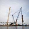 Công tác dọn dẹp tại khu vực cầu Francis Scott Key bị đâm sập ở thành phố Baltimore, bang Maryland, Mỹ, ngày 31/3. (Ảnh: AFP/TTXVN)