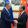 Bộ trưởng Ngoại giao Trung Quốc Vương Nghị (phải) và Ngoại trưởng Nga Sergei Lavrov tại cuộc gặp ở Bắc Kinh ngày 16/10/2023. (Ảnh: AFP/TTXVN)